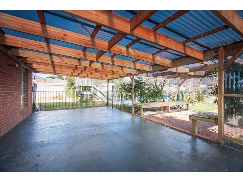 17 Francis Close, Romsey VIC 3434