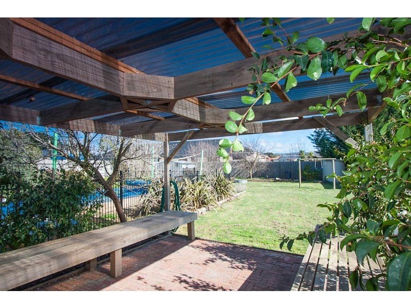 17 Francis Close, Romsey VIC 3434
