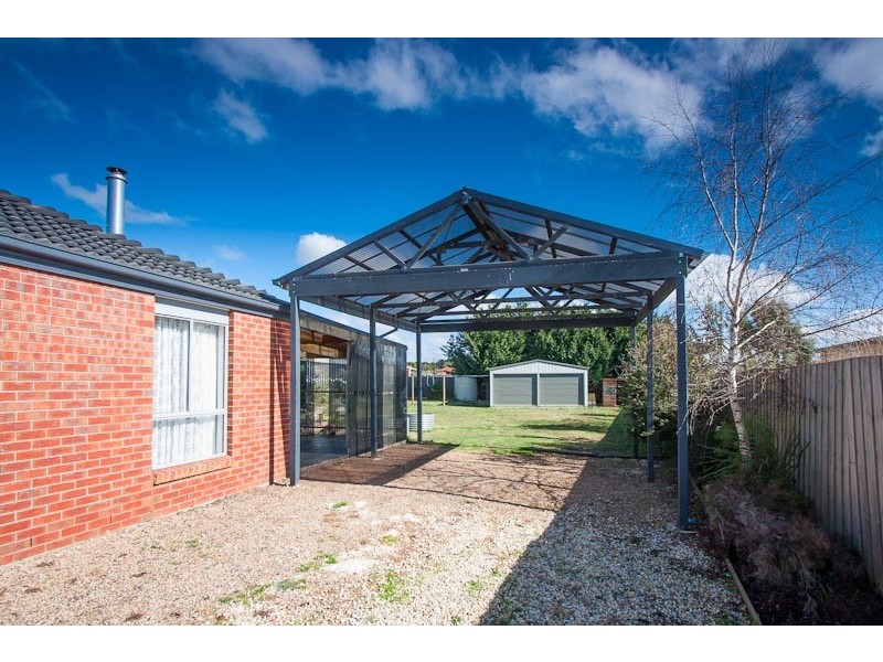 17 Francis Close, Romsey VIC 3434