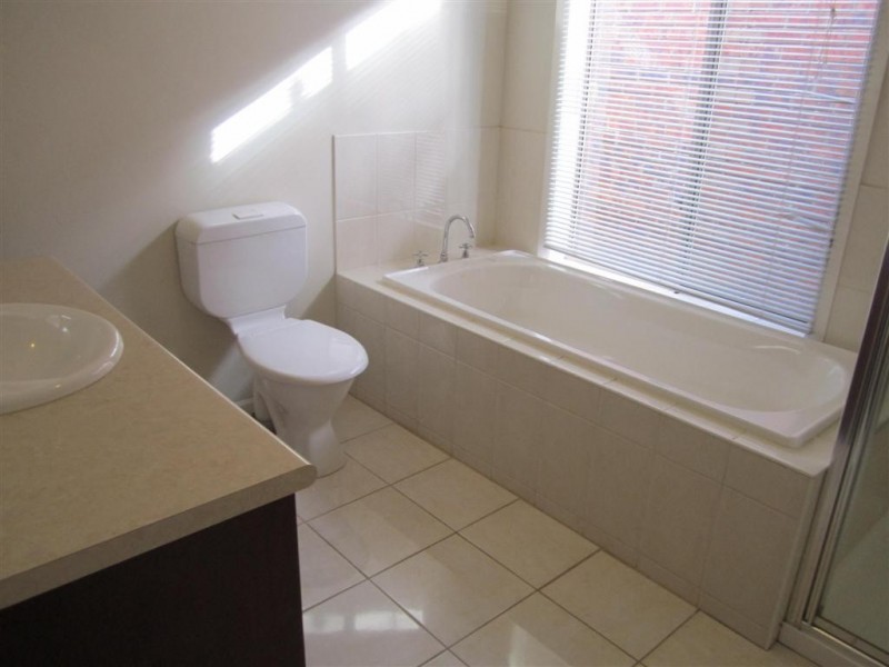 2 CLYDE COURT, Sunbury VIC 3429