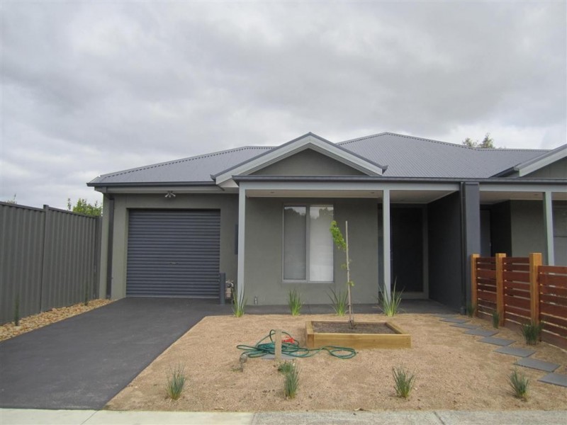 30 HOOD CRESCENT, Sunbury VIC 3429