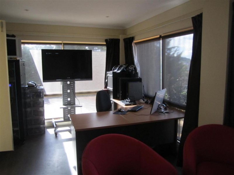 2 REES ROAD, Sunbury VIC 3429