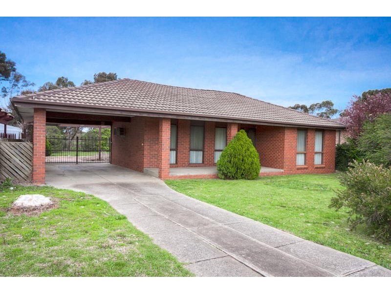 8 Carnoustie Drive, Sunbury VIC 3429