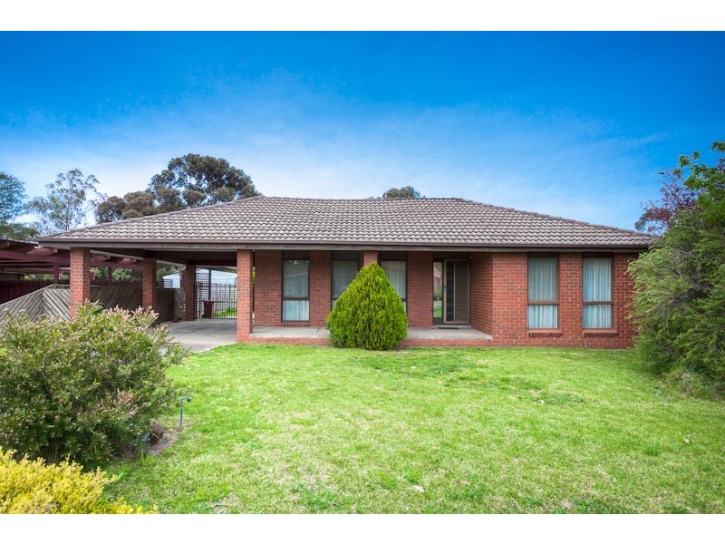 8 Carnoustie Drive, Sunbury VIC 3429