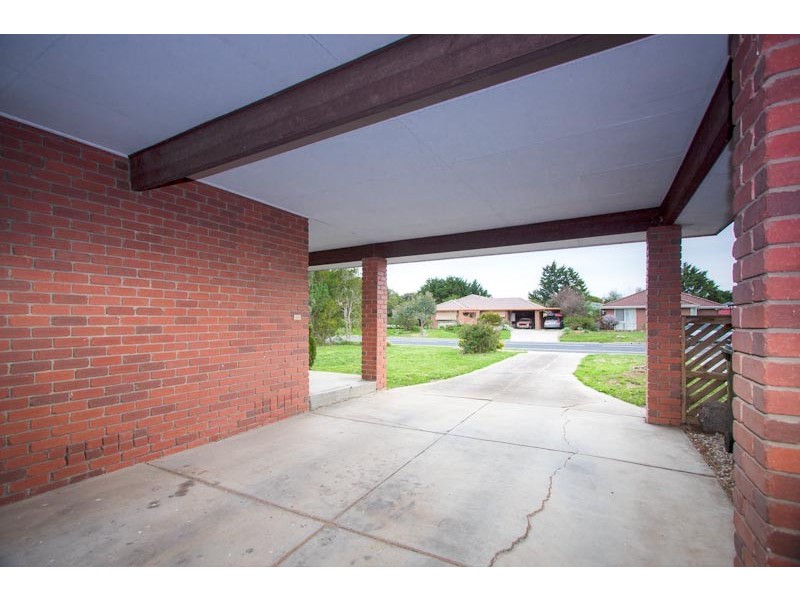 8 Carnoustie Drive, Sunbury VIC 3429