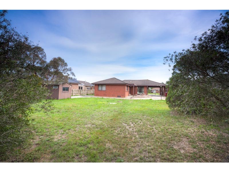 8 Carnoustie Drive, Sunbury VIC 3429