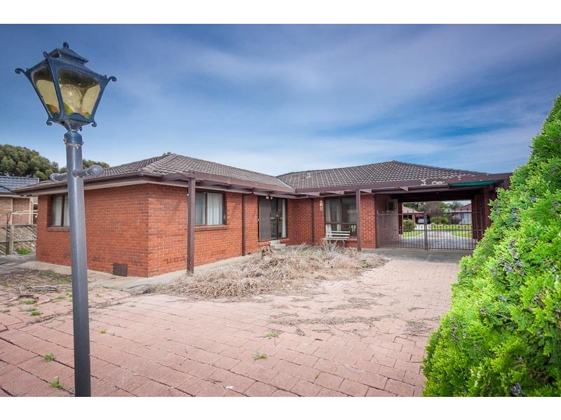 8 Carnoustie Drive, Sunbury VIC 3429