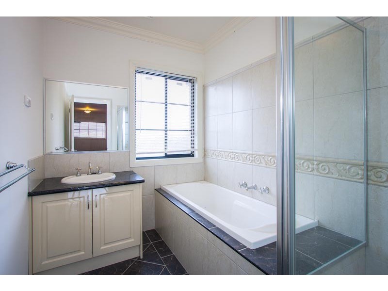 4 Bundanoon Avenue, Sunbury VIC 3429