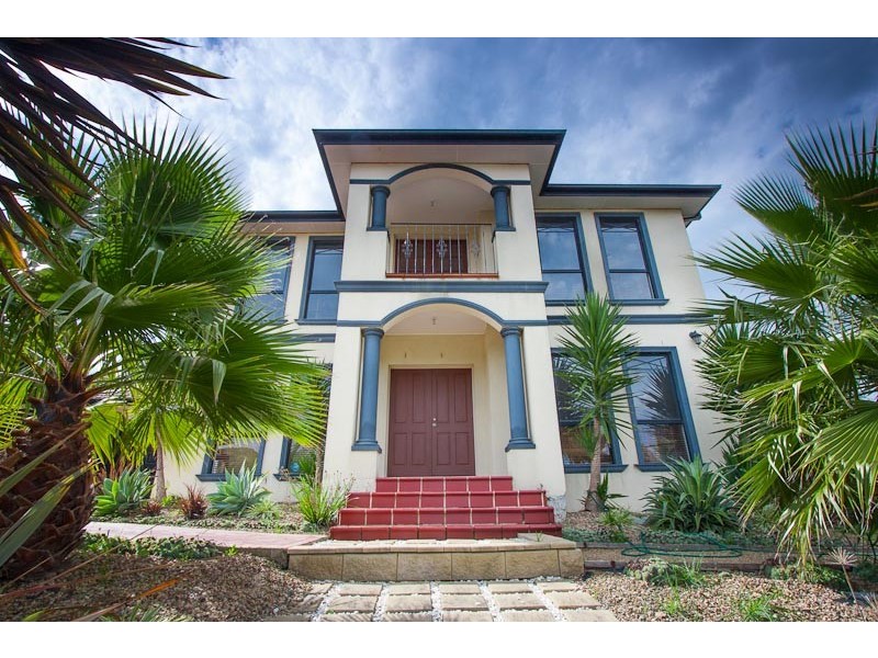 4 Bundanoon Avenue, Sunbury VIC 3429