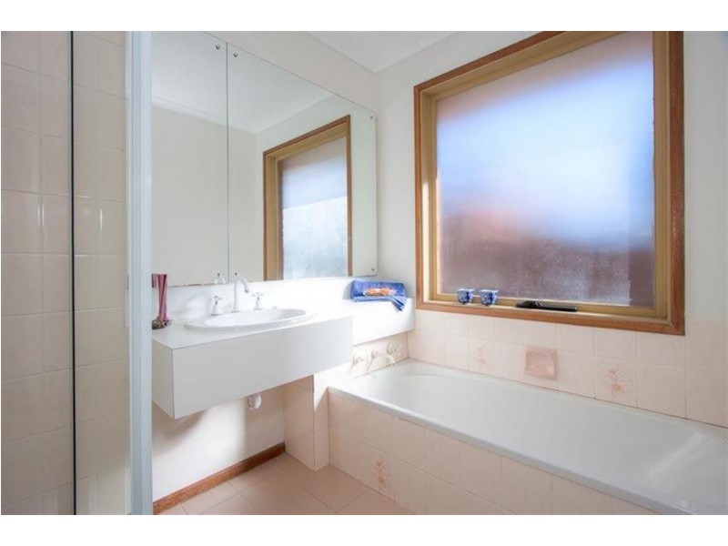 43 MUIRFIELD DRIVE, Sunbury VIC 3429