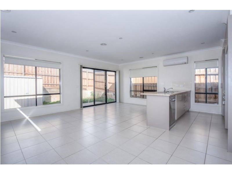 4/8 Pads Way, Sunbury VIC 3429