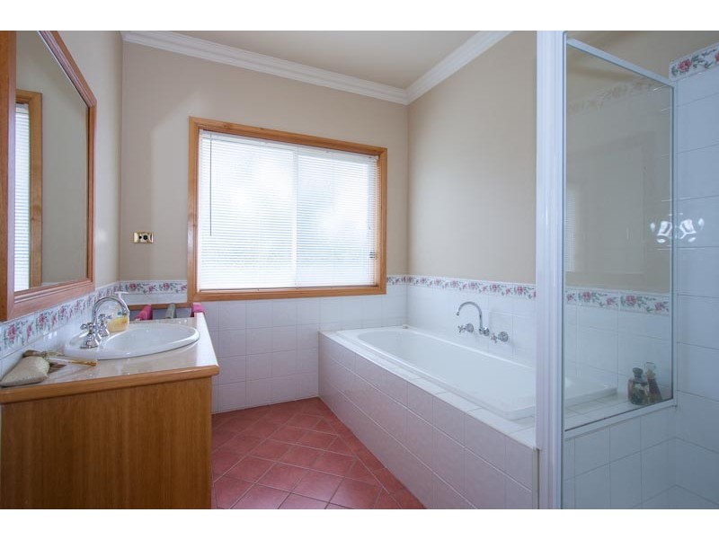 13 Swift Parrot Close, Sunbury VIC 3429