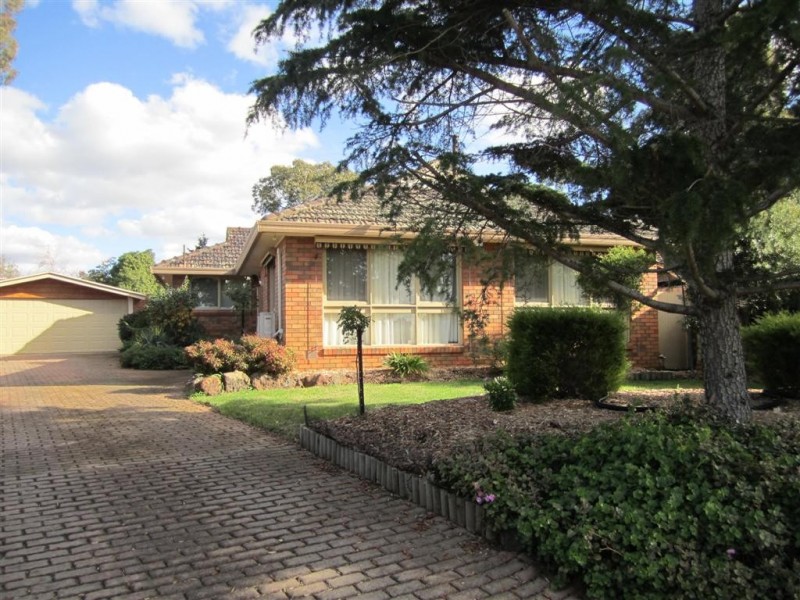 11 LANDSBOROUGH DRIVE, Sunbury VIC 3429
