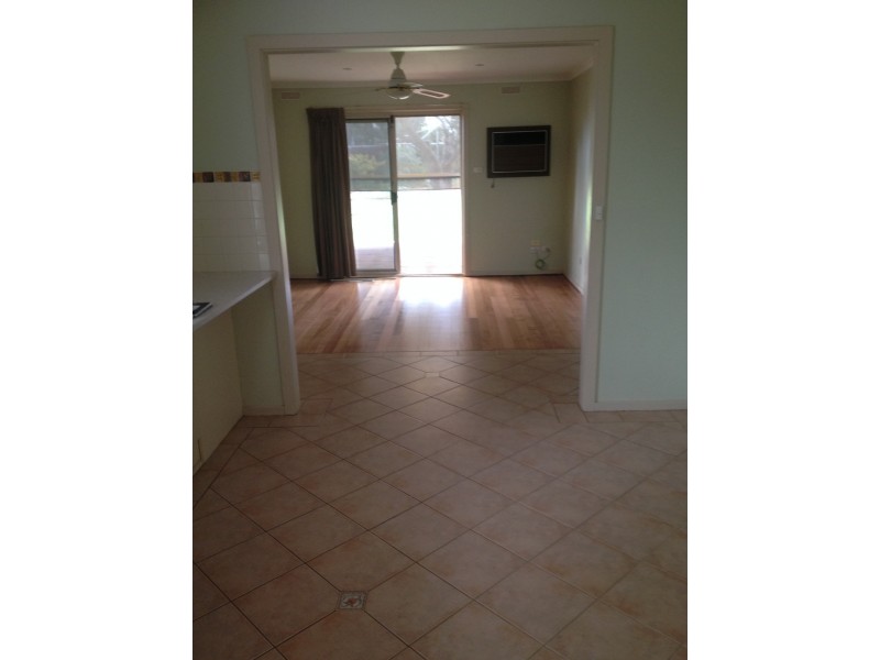 11 LANDSBOROUGH DRIVE, Sunbury VIC 3429