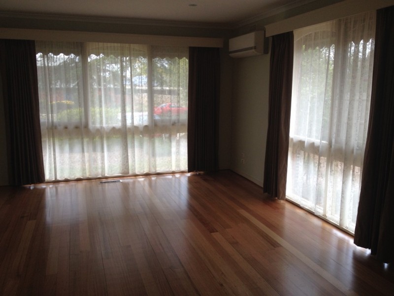 11 LANDSBOROUGH DRIVE, Sunbury VIC 3429