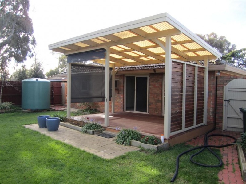 11 LANDSBOROUGH DRIVE, Sunbury VIC 3429