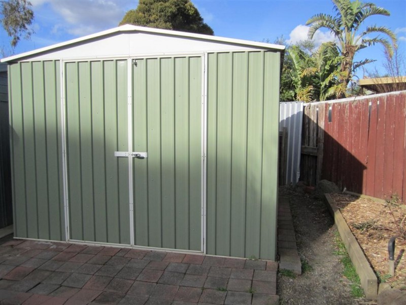 11 LANDSBOROUGH DRIVE, Sunbury VIC 3429