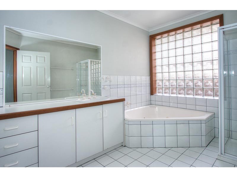 8 Heatherbrae Crescent, Sunbury VIC 3429