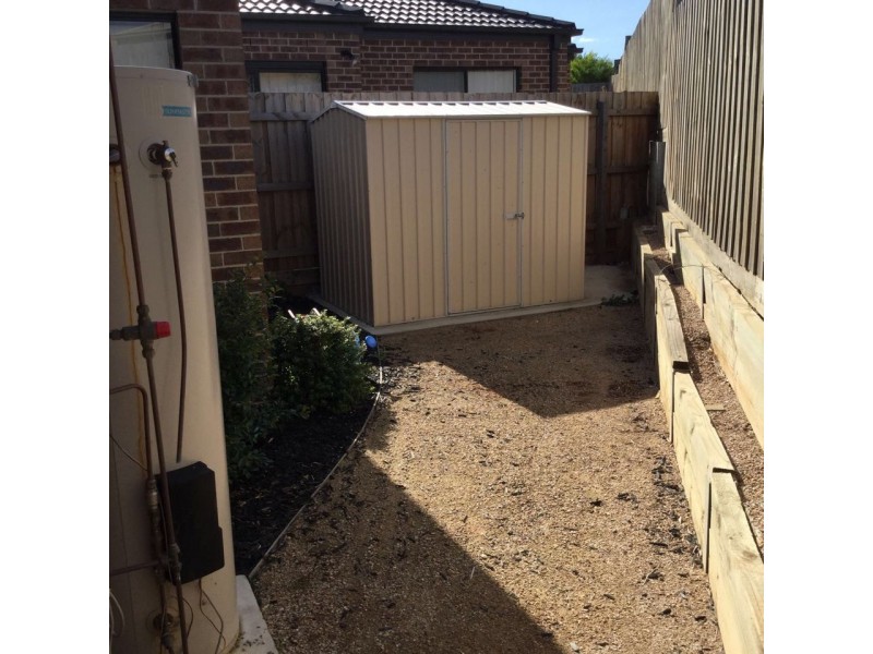 13/8 PADS WAY, Sunbury VIC 3429