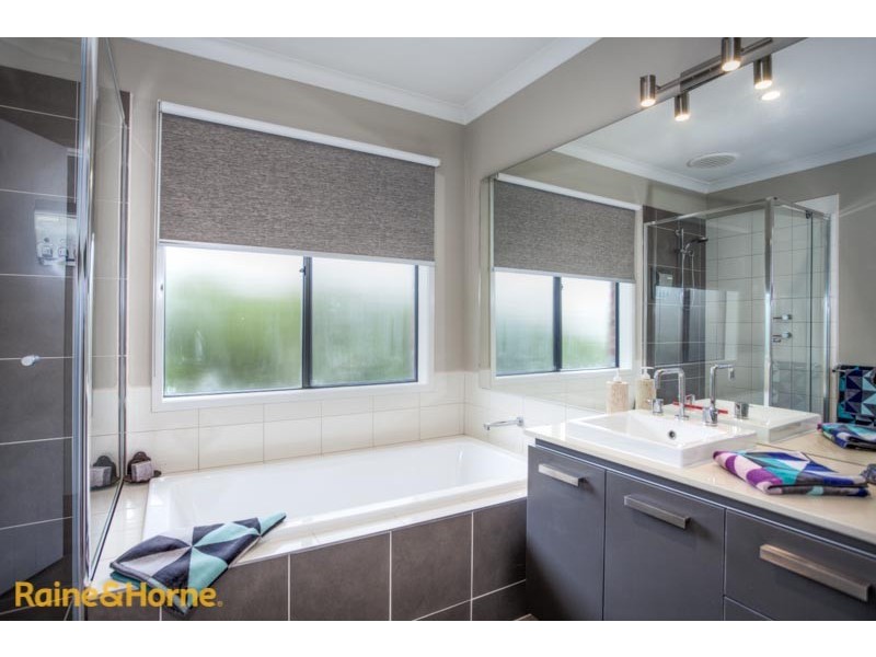 12 Berrydale Road, Sunbury VIC 3429