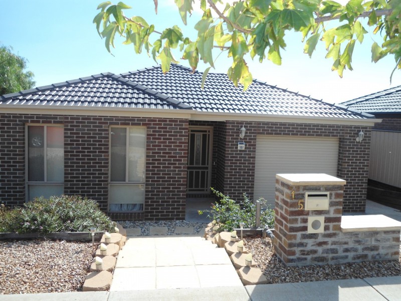 15 GOLFLINKS DRIVE, Sunbury VIC 3429