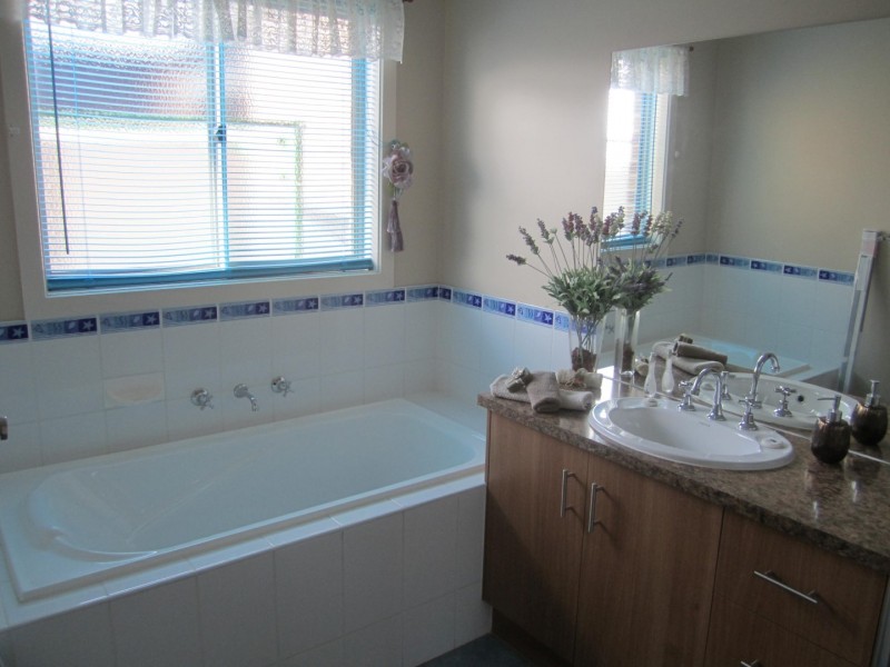 15 GOLFLINKS DRIVE, Sunbury VIC 3429