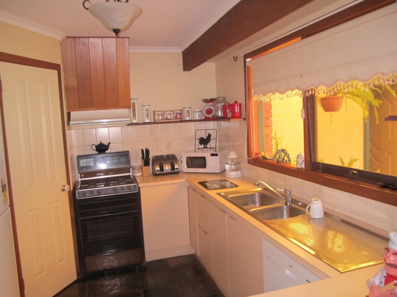 24 GLENEAGLES DRIVE, Sunbury VIC 3429