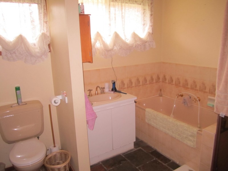 24 GLENEAGLES DRIVE, Sunbury VIC 3429