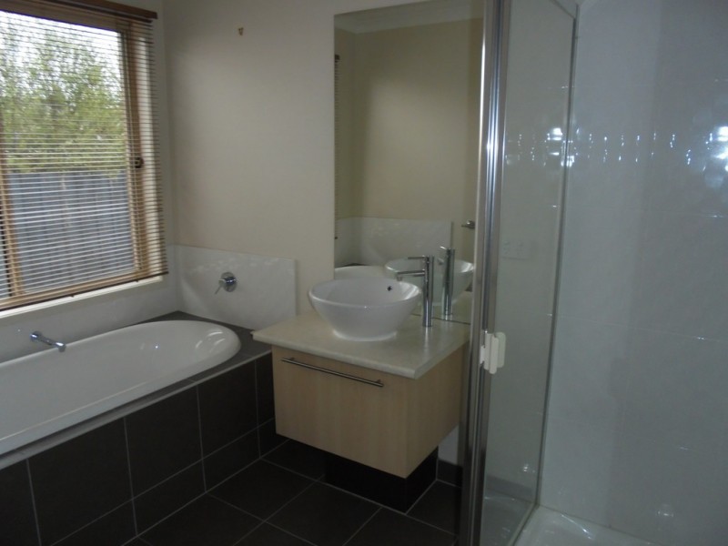 4 AGAR PLACE, Sunbury VIC 3429