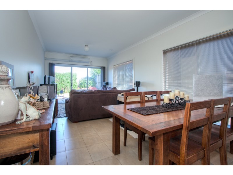 2/40 LALOR CRESCENT, Sunbury VIC 3429