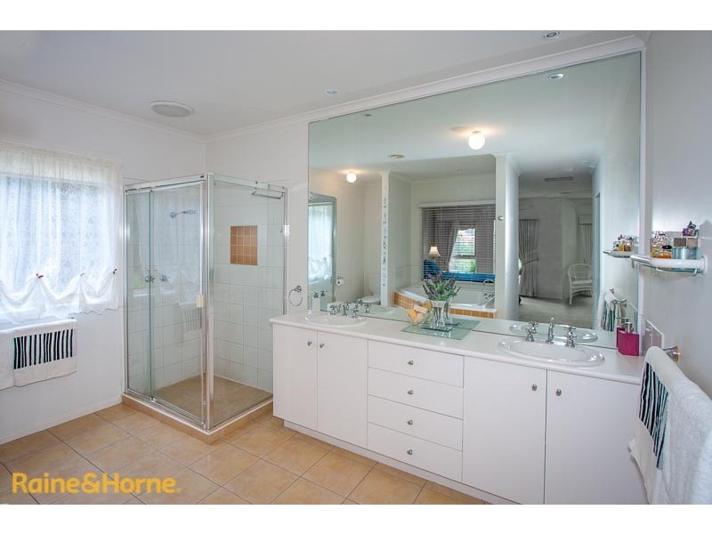 18 Berrydale Road, Sunbury VIC 3429