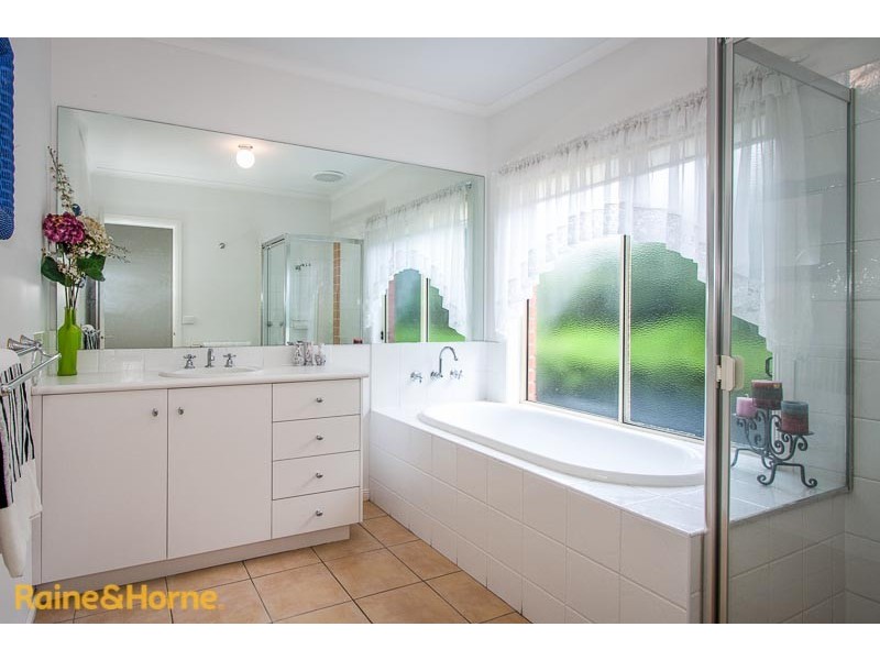 18 Berrydale Road, Sunbury VIC 3429