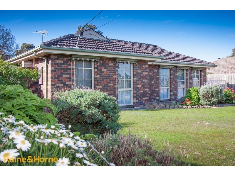 34 Gilchrist Crescent, Sunbury VIC 3429