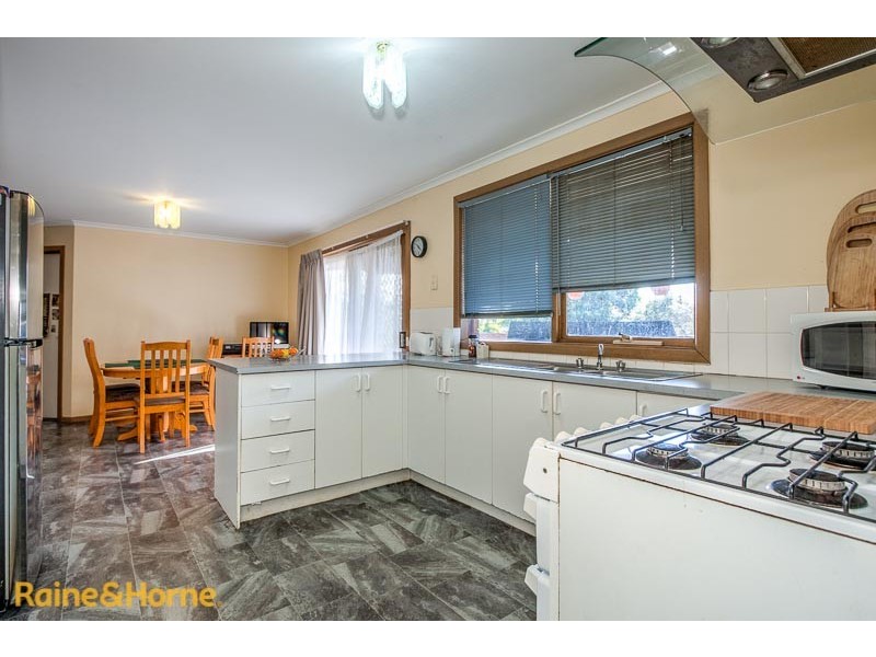 18 Phillip Drive, Sunbury VIC 3429