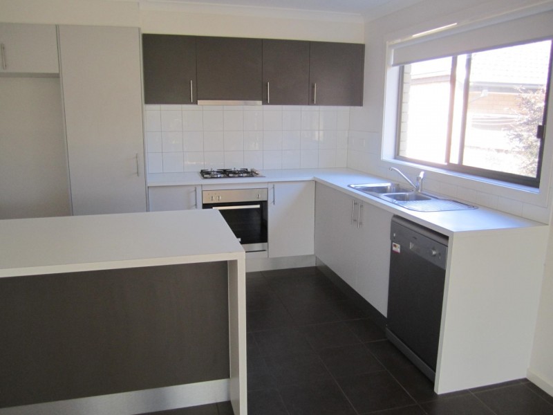 32 BAGGYGREEN STREET, Sunbury VIC 3429