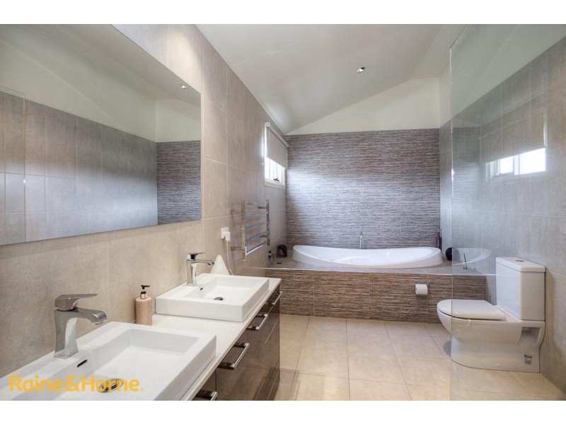 52 CURTIS AVE, Sunbury VIC 3429