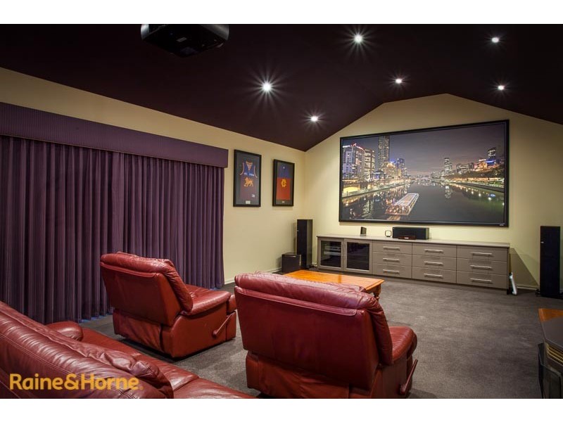 52 CURTIS AVE, Sunbury VIC 3429