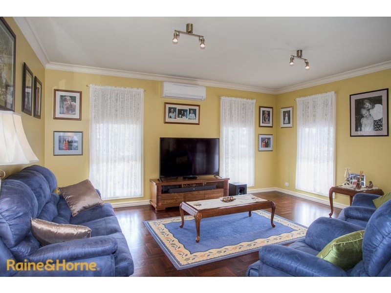 52 CURTIS AVE, Sunbury VIC 3429