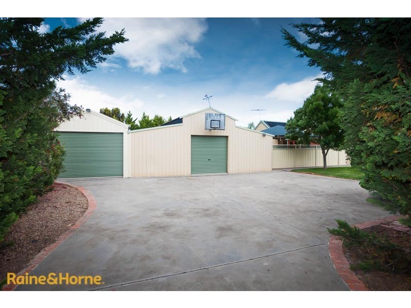 52 CURTIS AVE, Sunbury VIC 3429
