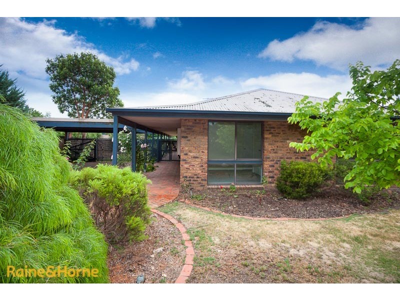 4 Oxford Close, Sunbury VIC 3429