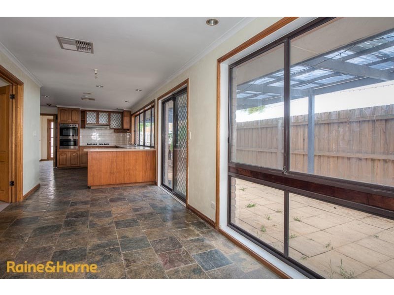 4 Oxford Close, Sunbury VIC 3429