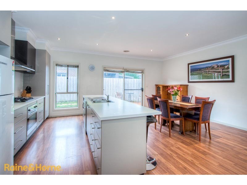 2/76 Charter Road West, Sunbury VIC 3429