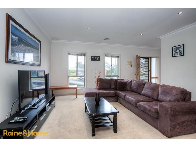 2/76 Charter Road West, Sunbury VIC 3429