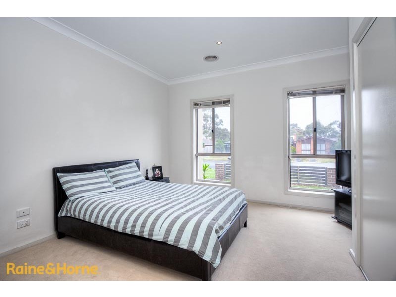2/76 Charter Road West, Sunbury VIC 3429