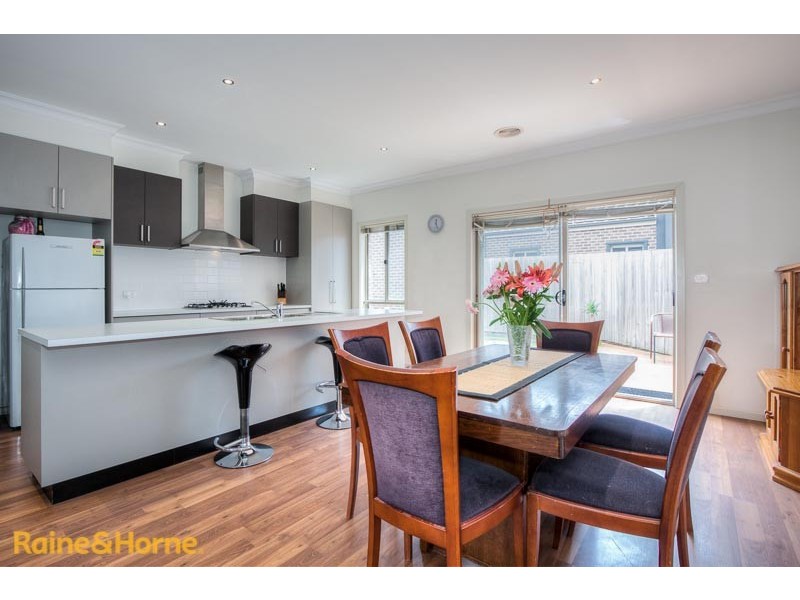 2/76 Charter Road West, Sunbury VIC 3429