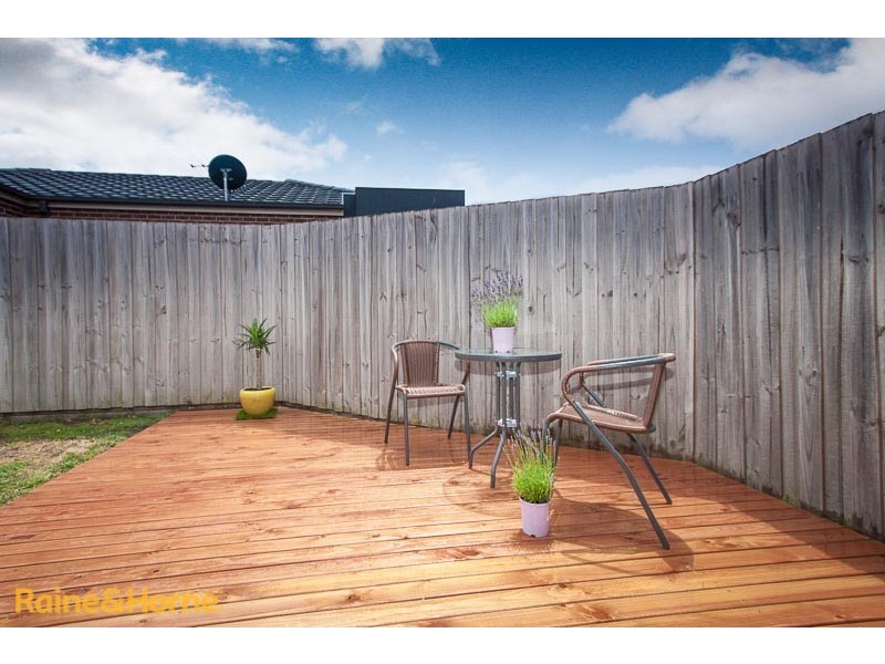 2/76 Charter Road West, Sunbury VIC 3429