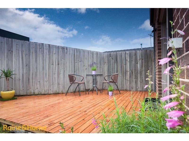 2/76 Charter Road West, Sunbury VIC 3429