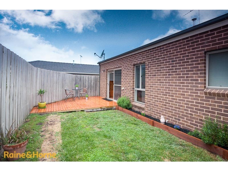 2/76 Charter Road West, Sunbury VIC 3429