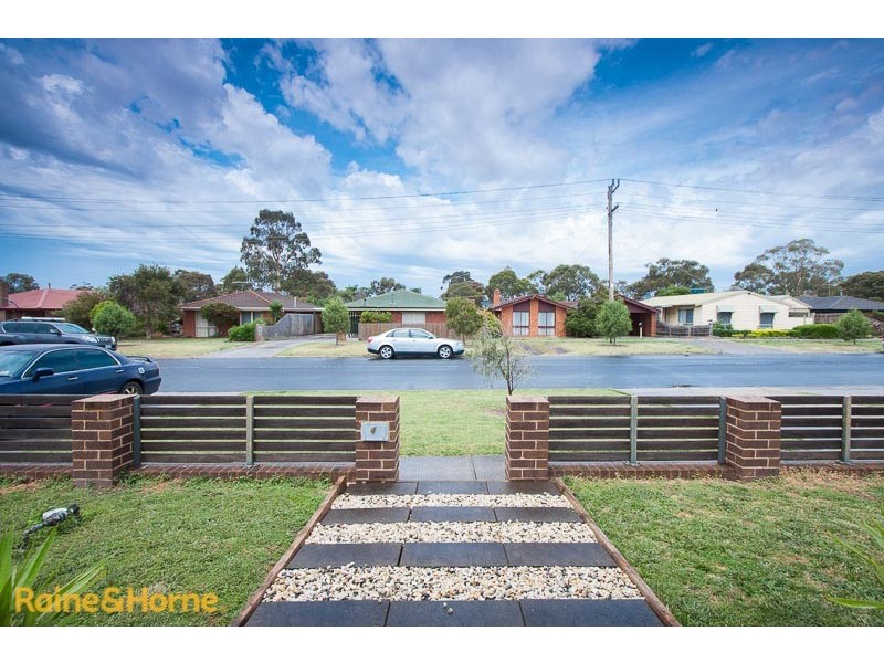 2/76 Charter Road West, Sunbury VIC 3429
