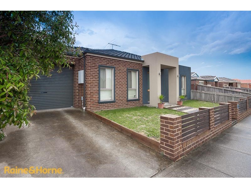 2/76 Charter Road West, Sunbury VIC 3429